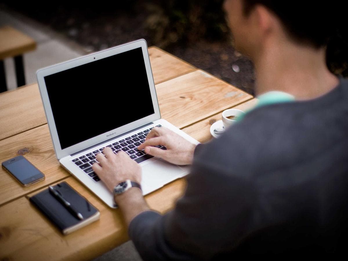 Mani al lavoro su un computer portatile
