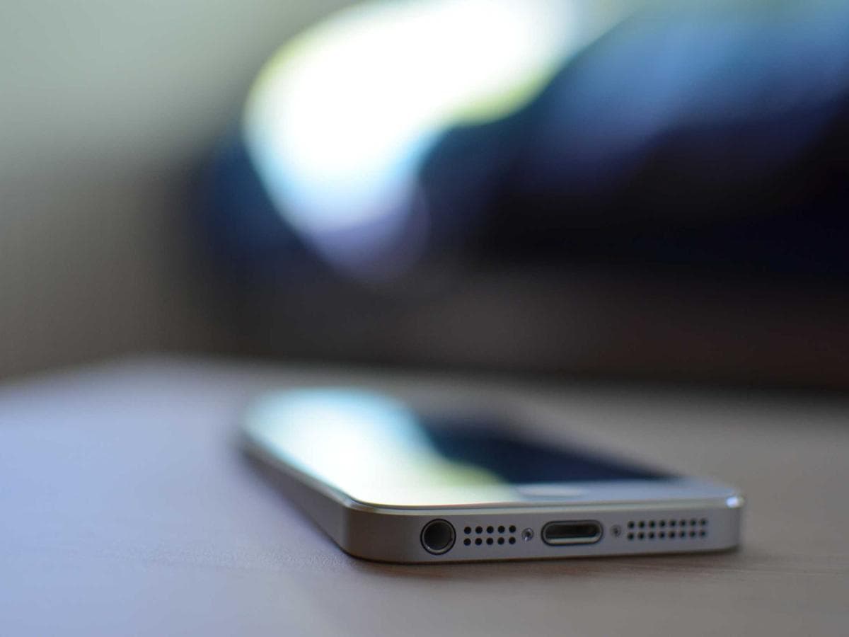 Smartphone appoggiato su un tavolo